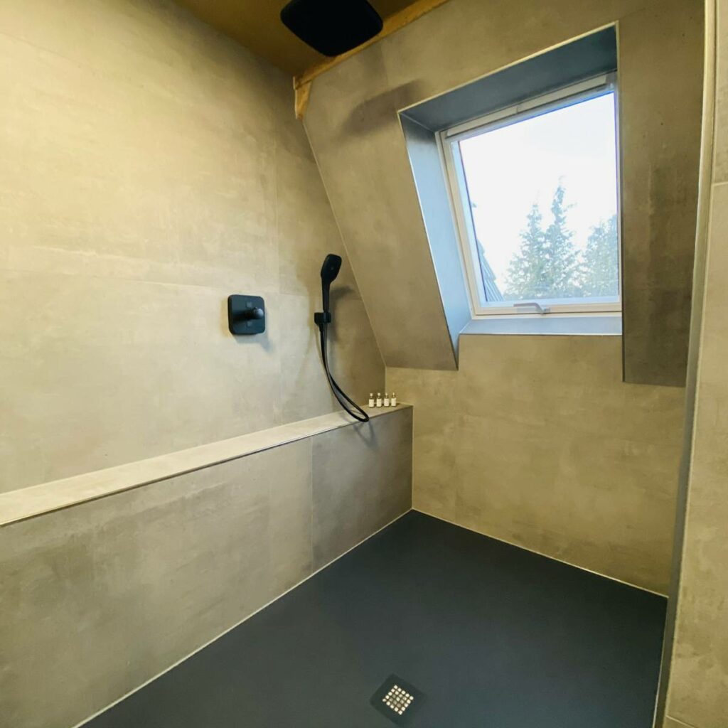 Große,ebenerdige Dusche...
